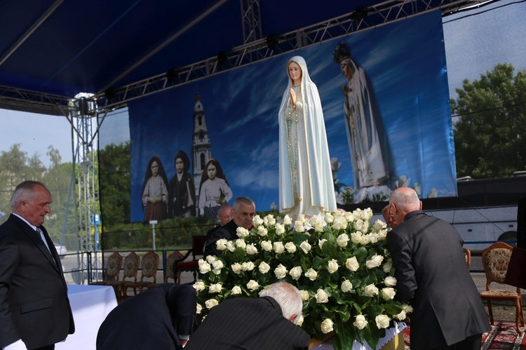 Procesja z figurą Matki Bożej Fatimskiej na plac koronacyjny