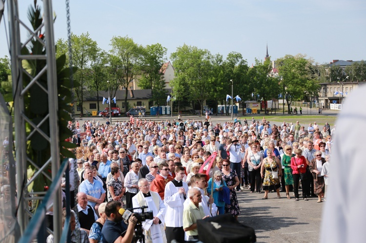 Procesja z figurą Matki Bożej Fatimskiej na plac koronacyjny