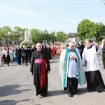 Procesja z figurą Matki Bożej Fatimskiej na plac koronacyjny