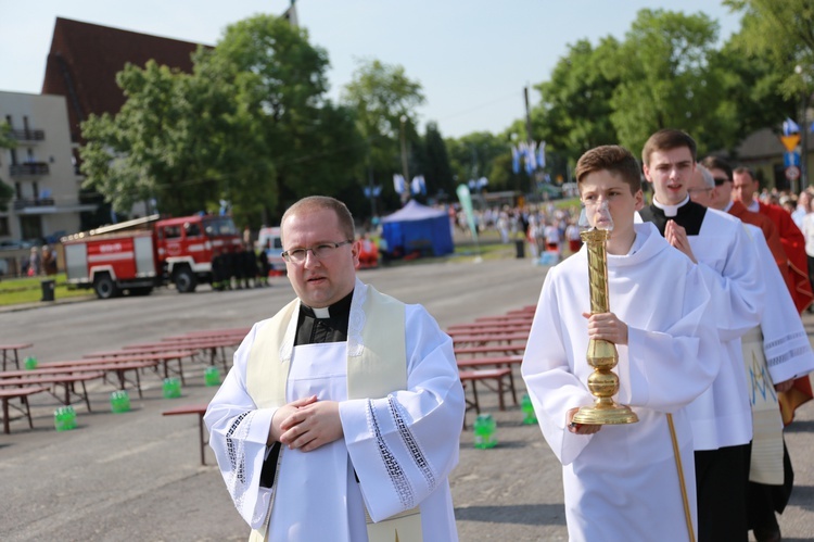 Procesja z figurą Matki Bożej Fatimskiej na plac koronacyjny