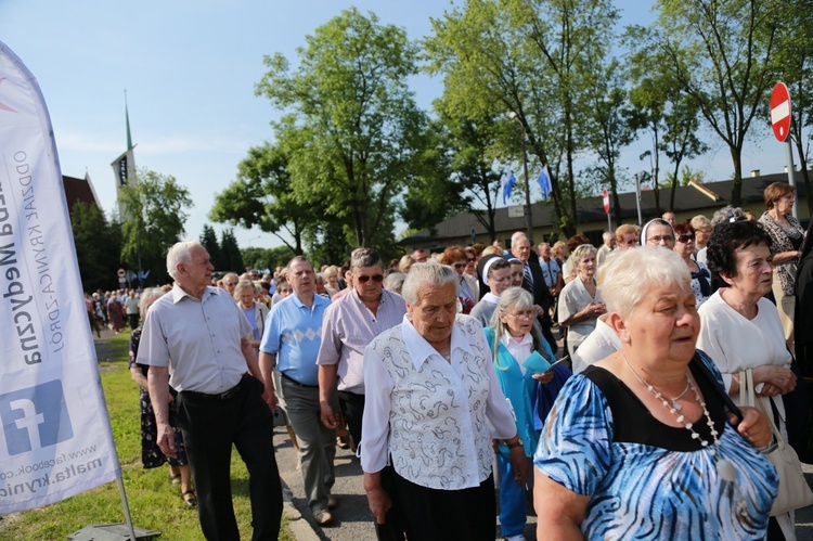 Procesja z figurą Matki Bożej Fatimskiej na plac koronacyjny