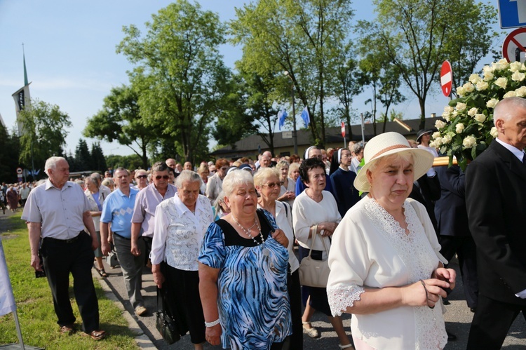 Procesja z figurą Matki Bożej Fatimskiej na plac koronacyjny