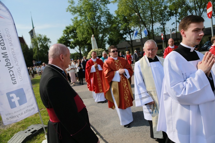 Procesja z figurą Matki Bożej Fatimskiej na plac koronacyjny