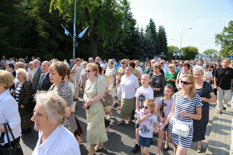 Procesja z figurą Matki Bożej Fatimskiej na plac koronacyjny