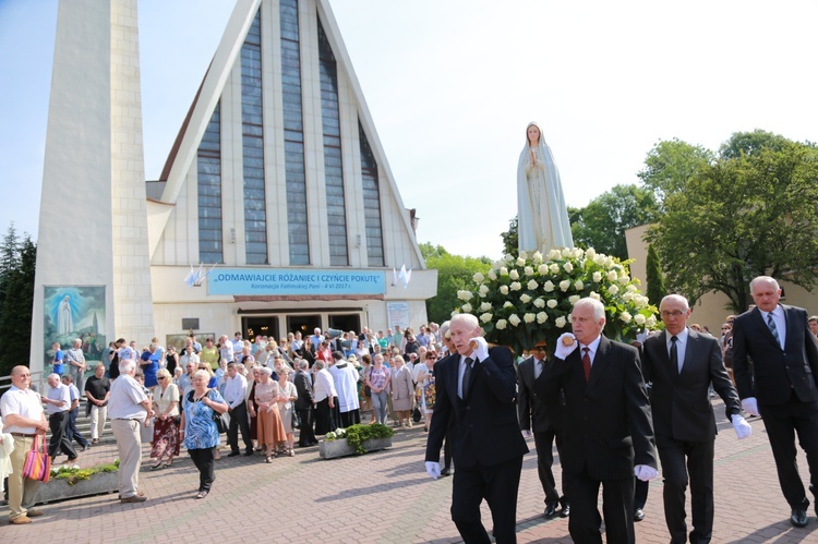 Procesja z figurą Matki Bożej Fatimskiej na plac koronacyjny