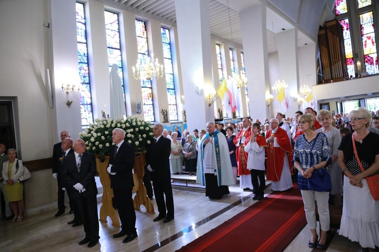 Procesja z figurą Matki Bożej Fatimskiej na plac koronacyjny