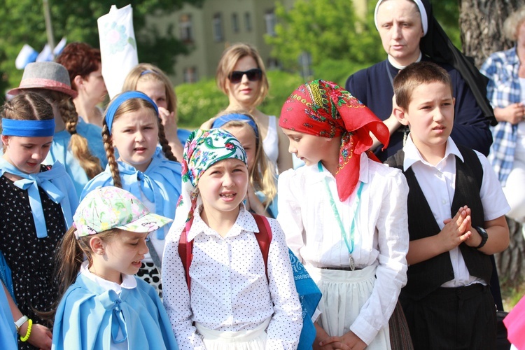 Procesja z figurą Matki Bożej Fatimskiej na plac koronacyjny