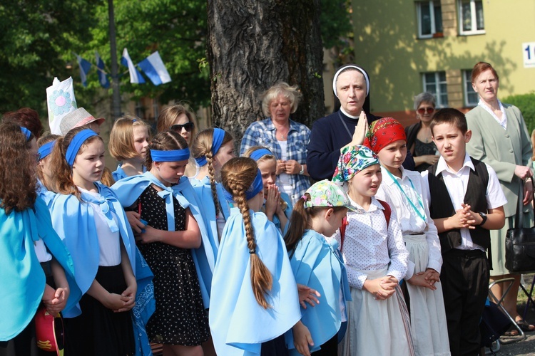 Procesja z figurą Matki Bożej Fatimskiej na plac koronacyjny