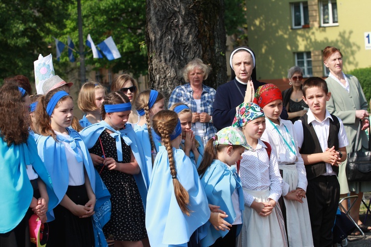 Procesja z figurą Matki Bożej Fatimskiej na plac koronacyjny