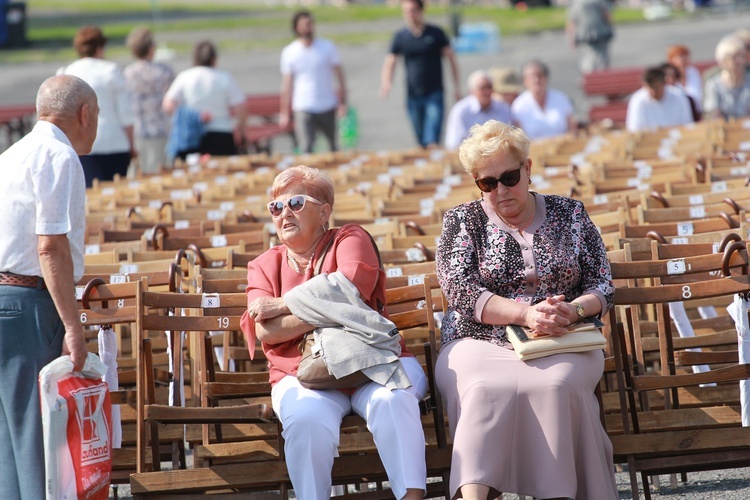 Procesja z figurą Matki Bożej Fatimskiej na plac koronacyjny