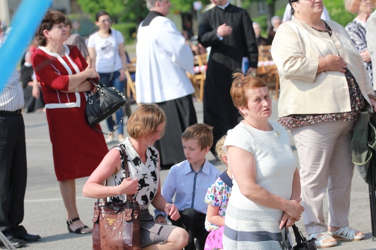 Procesja z figurą Matki Bożej Fatimskiej na plac koronacyjny