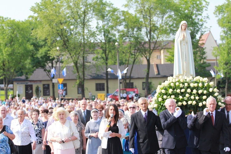 Procesja z figurą Matki Bożej Fatimskiej na plac koronacyjny