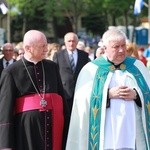 Procesja z figurą Matki Bożej Fatimskiej na plac koronacyjny