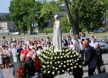 Procesja z figurą Matki Bożej Fatimskiej na plac koronacyjny