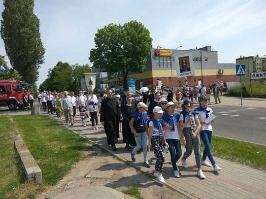 Na plac koronacyjny przybyła piesza pielgrzymka z wiernymi z Łukowej, Pawęzowa, Lisiej Góry i Tarnowa-Krzyża