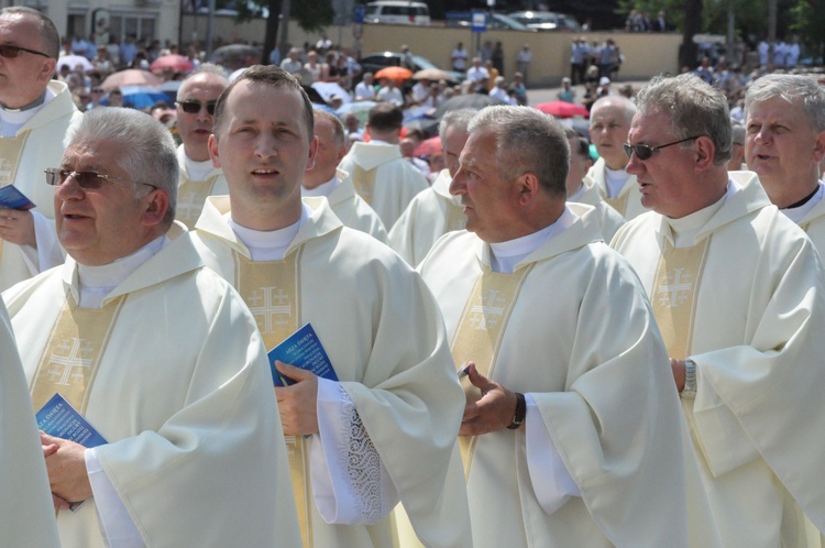 Procesja do ołtarza - Msza św. koronacyjna