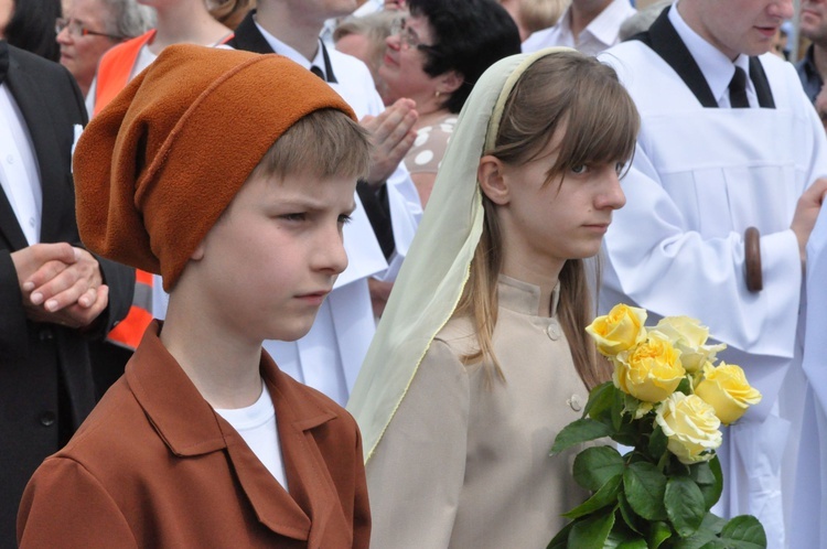 Zakończenie Mszy św. i procesja do sanktuarium