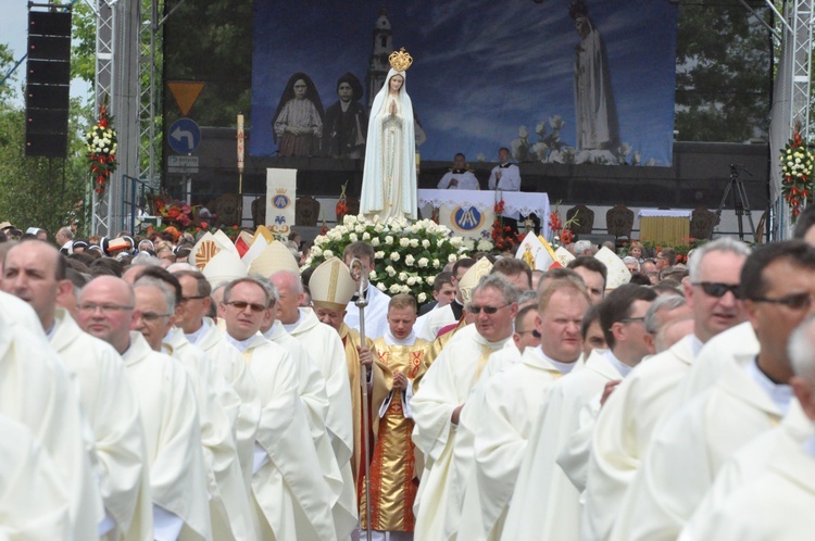 Zakończenie Mszy św. i procesja do sanktuarium