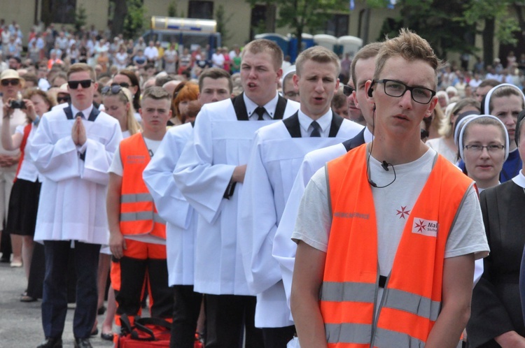 Zakończenie Mszy św. i procesja do sanktuarium