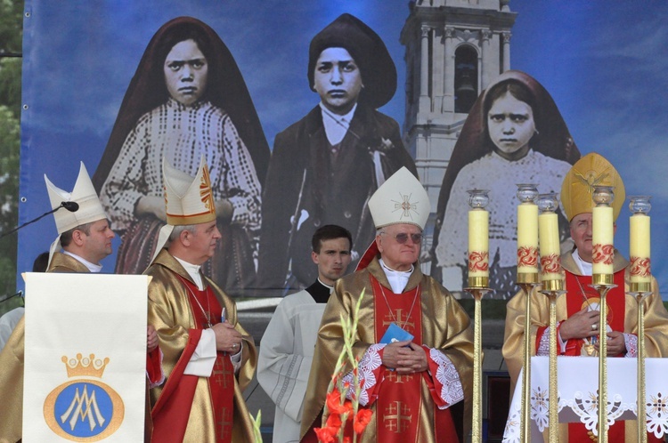 Zakończenie Mszy św. i procesja do sanktuarium