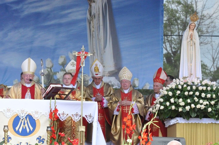 Zakończenie Mszy św. i procesja do sanktuarium