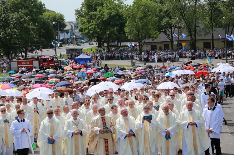 Procesja do ołtarza - Msza św. koronacyjna