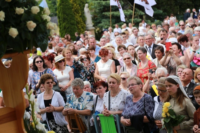 Zakończenie Mszy św. i procesja do sanktuarium