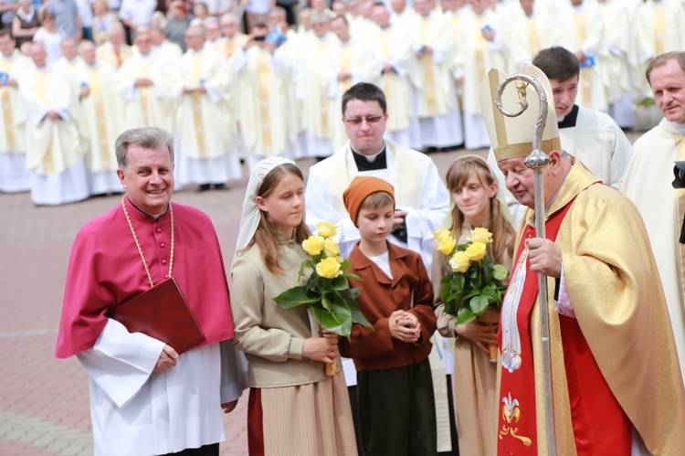 Zakończenie Mszy św. i procesja do sanktuarium