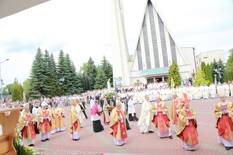 Zakończenie Mszy św. i procesja do sanktuarium