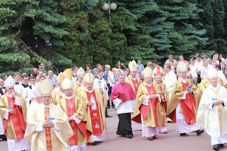 Zakończenie Mszy św. i procesja do sanktuarium