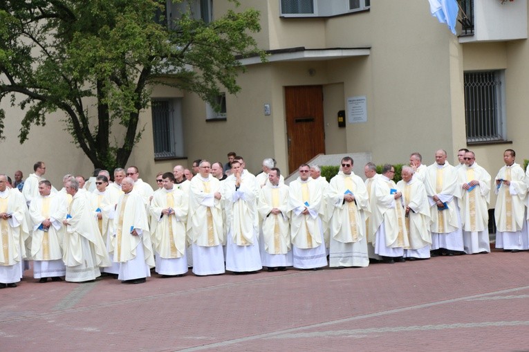Zakończenie Mszy św. i procesja do sanktuarium