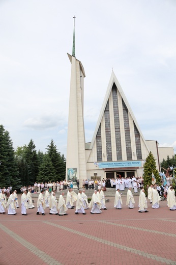 Zakończenie Mszy św. i procesja do sanktuarium