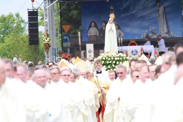 Zakończenie Mszy św. i procesja do sanktuarium