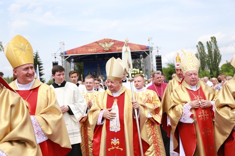 Zakończenie Mszy św. i procesja do sanktuarium