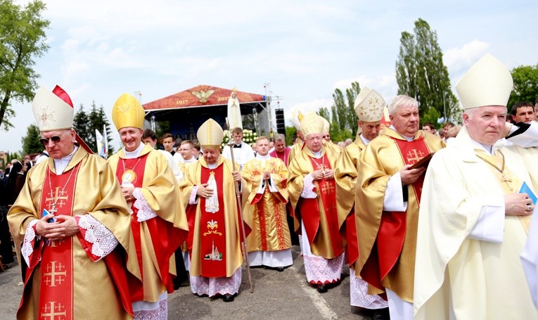 Zakończenie Mszy św. i procesja do sanktuarium