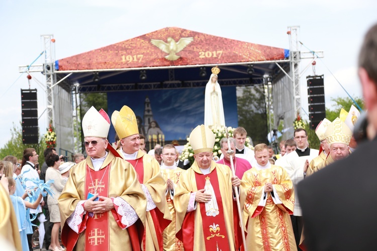 Zakończenie Mszy św. i procesja do sanktuarium