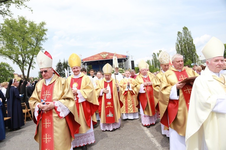 Zakończenie Mszy św. i procesja do sanktuarium