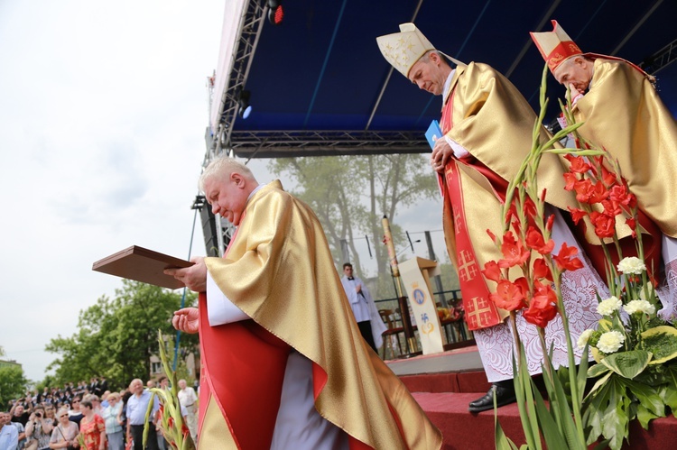 Zakończenie Mszy św. i procesja do sanktuarium