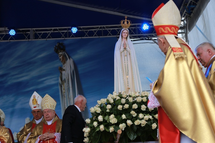 Zakończenie Mszy św. i procesja do sanktuarium