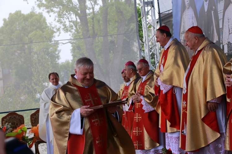 Zakończenie Mszy św. i procesja do sanktuarium