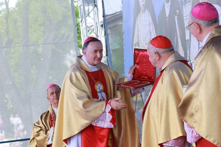 Zakończenie Mszy św. i procesja do sanktuarium