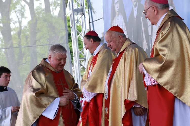 Zakończenie Mszy św. i procesja do sanktuarium