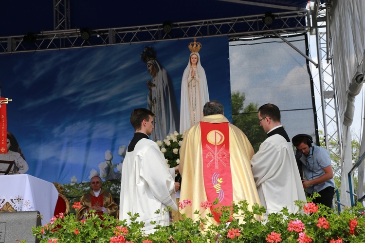 Zakończenie Mszy św. i procesja do sanktuarium