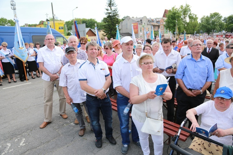 Zakończenie Mszy św. i procesja do sanktuarium