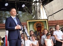 Prezydent Andrzej Duda przemawia z festynowej sceny