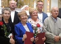 W pierwszym rzędzie od lewej: żona śp. Henryka Kociołka, Joanna Jachnicka, Barbara Zolich i Józef Jarosz. Z tyłu - ks. Józef Walusiak i Maksymilian Pryga