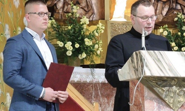 Maksymilian Pryga i ks. Stanisław Wójcik - proboszcz parafii na Złotych Łanach