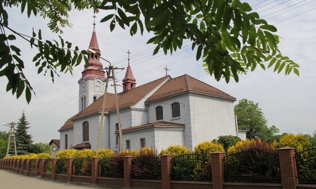 Spłonął dach starego kościoła w Nieboczowach