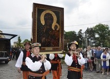 Na spotkanie z Miriam wiele osób przybyło w strojach ludowych