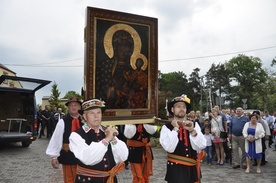 Na spotkanie z Miriam wiele osób przybyło w strojach ludowych